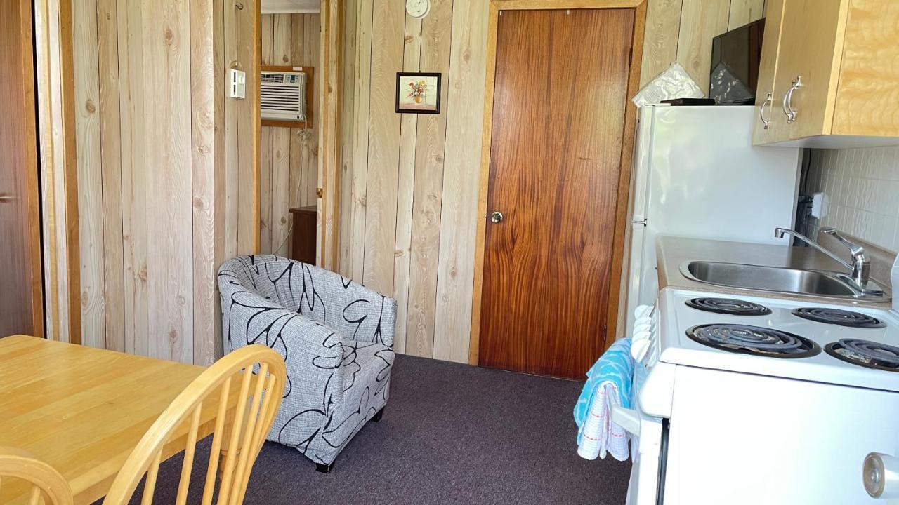 Rachel'S Motel And Cottages Surrey Exteriör bild