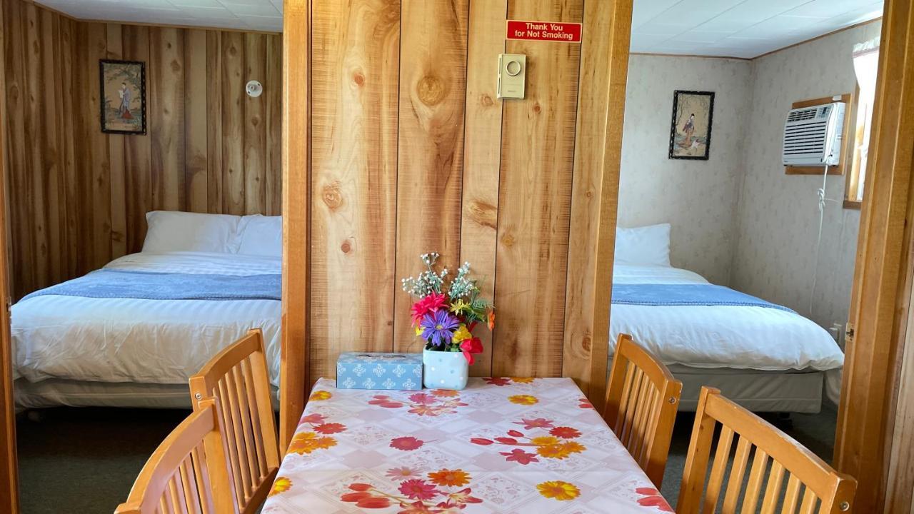 Rachel'S Motel And Cottages Surrey Exteriör bild